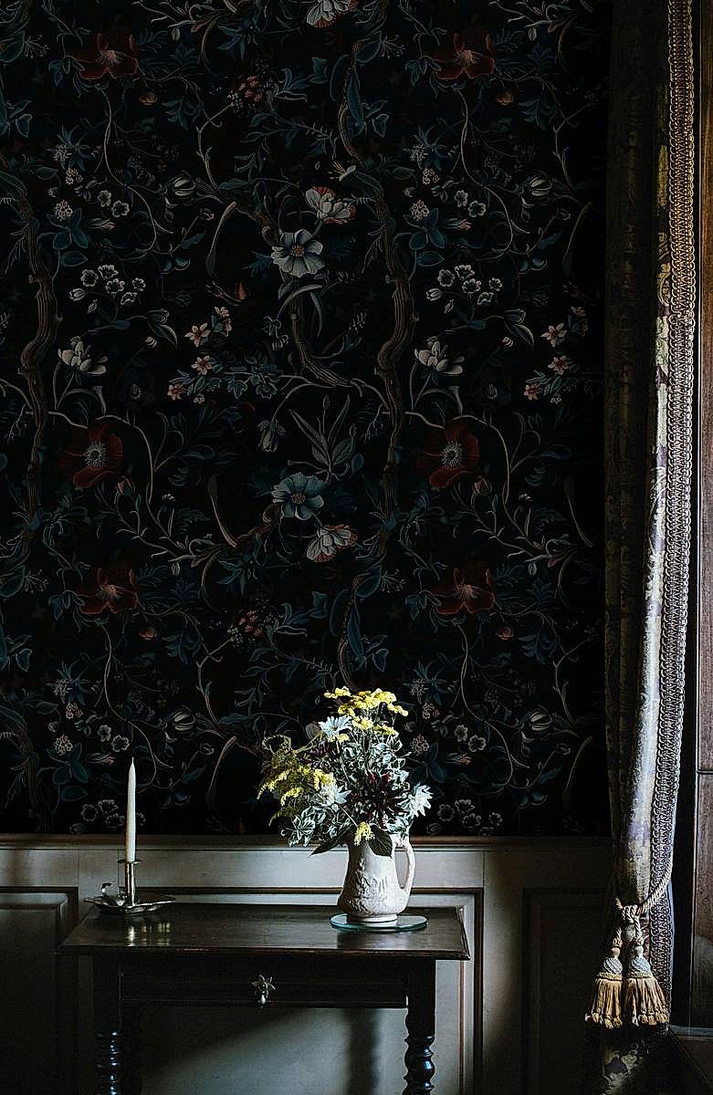 1730366791299_c507444552f22e0a6114e0156b1d6a33_4_1720609616.jpg Koyu Çiçekli Botanik Duvar Kağıdı